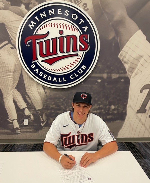 Jackson signing his contract with the Minnesota Twins
